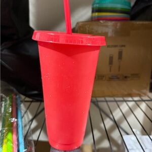 NEW 8 pack plastic cups with lids and straws
